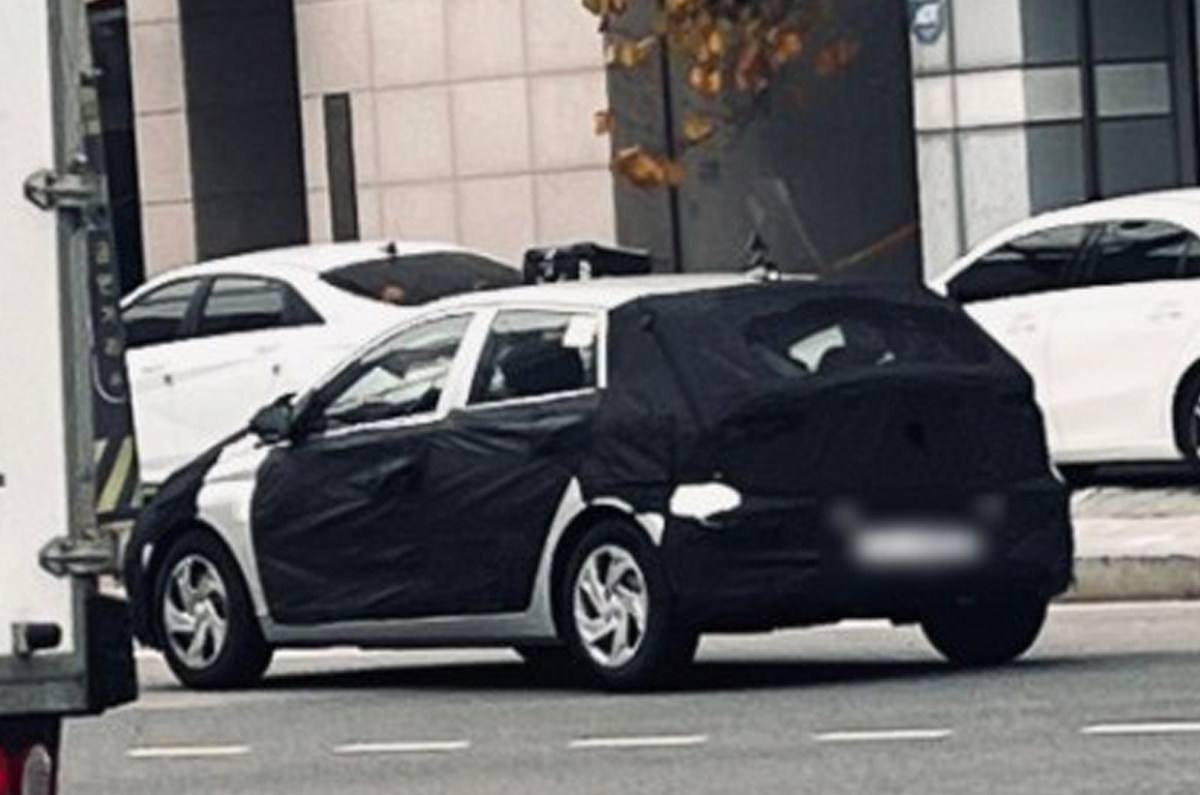 Hyundai i20 facelift rear spied